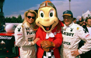1998 - Joyce de Troch en Walter Grootaers met Circuit Zolder mascotte Sirkwietje